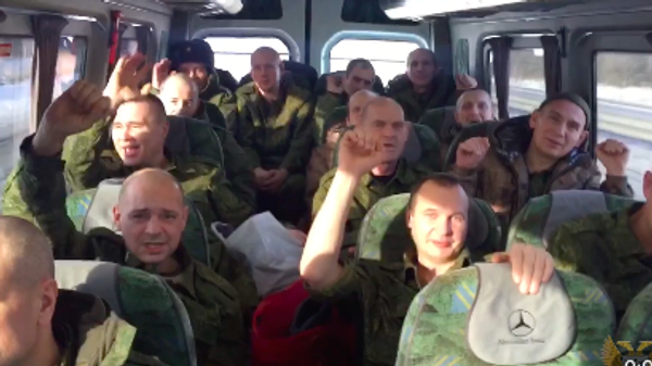 Ukrayna, 14 Rus esiri iade etti - Sputnik Türkiye