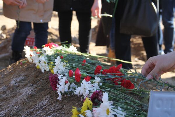 Tedavisi sırasında hastanede hayatını kaybeden talihsiz kızın ailesi, cenazeyi kabul etmedi. Bunun üzerine morgdan alınan cenaze, Elazığ&#x27;daki kimsesizler mezarlığına defnedilmek üzere yola çıkarıldı.  - Sputnik Türkiye