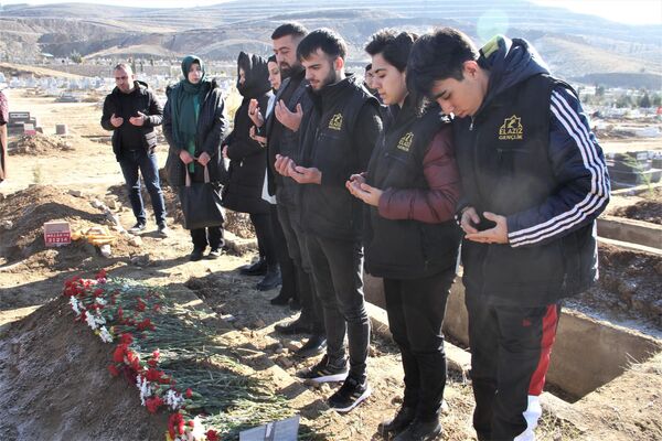 Elaziz Kültür Eğitim ve Yardımlaşma Derneği, kimsesizler mezarlığına defnedilen Zühal G.&#x27;nin mezarlığını ziyaret etti. Annesinin kabul etmediği küçük kızın mezarının başında Kur’an-ı Kerim okunarak, dualar edildi. Ardından Dernek Başkanı ve üyeleri kızın mezarına karanfil bırakarak her zaman kimsesiz, muhtaç ve zor durumda olanların yanında olduklarını kaydetti. - Sputnik Türkiye