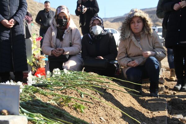 Elazığlılar olarak her zaman yardıma muhtaç olanların yanında olduklarını belirten Dernek Başkanı Onur Şahin, &quot;Bugün dernek olarak dün vefat eden kardeşimizi ziyarete geldik. Kimsesiz ve yetim olduğunu öğrendiğimiz kardeşimize bugün hocamız eşliğinde Kur’an-ı Kerim okuduk, dualar ettik. Elaziz Kültür Eğitim ve Yardımlaşma Derneği olarak dul, yetim ve öksüz kardeşlerimize sahip çıktığımız gibi bu kardeşimize de sahip çıktık. Kendisinin mekanının cennet olmasını dileyerek, Allah rahmet eylesin diyoruz. Elazığlılar olarak da her zaman kimsesiz kardeşlerimizin yanında olduk, olmaya da devam edeceğiz&quot; dedi. - Sputnik Türkiye