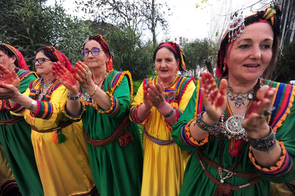 12 Ocak&#x27;ın resmi tatil olduğu Cezayir&#x27;de Amaziğ-Berberiler, Yennayer kutlamaları kapsamında ülke genelinde çeşitli etkinlikler düzenledi.Başkent Cezayir&#x27;in doğusundaki Bumerdas kentine bağlı Ammal beldesinde kurulan panayırda, Amaziğ-Berberilerin çağlar boyunca devam ettirdiği kültürel miraslarına vurgu yapan yiyecekler, kıyafetler ve el işi ürünler sergilendi. - Sputnik Türkiye