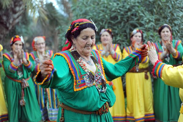 Belediye olarak bugün için özel hazırlıklar yapıldığını vurgulayan Keyiş, bu kapsamda kent meydanında kurulan panayır alanında Amaziğ-Berberi kültürüne özgü kıyafet ve el işi ürünlerin sergilendiğini dile getirdi. - Sputnik Türkiye