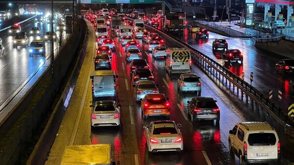 İstanbul’da haftanın son iş gününde trafik ve toplu ulaşımda yoğunluk yaşanırken İstanbul genelinde trafik yoğunluk oranı yüzde 50’ye ulaştı. Anadolu Yakası'nda ise trafik yoğunluğu yüzde 47 olarak ölçüldü. - Sputnik Türkiye