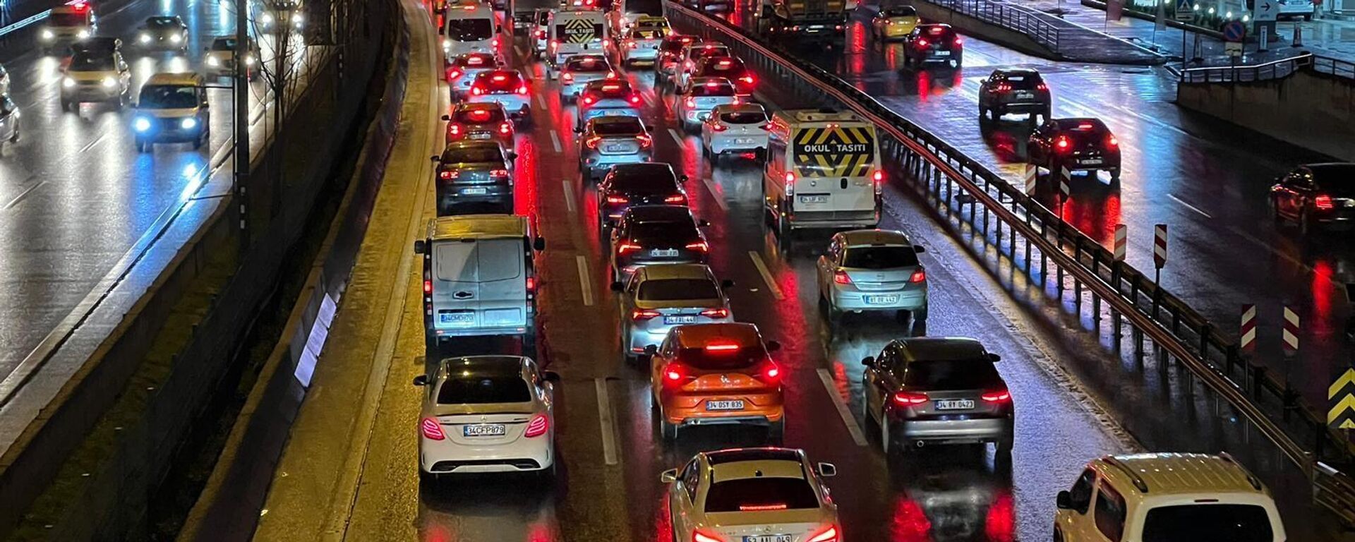 İstanbul’da haftanın son iş gününde trafik ve toplu ulaşımda yoğunluk yaşanırken İstanbul genelinde trafik yoğunluk oranı yüzde 50’ye ulaştı. Anadolu Yakası'nda ise trafik yoğunluğu yüzde 47 olarak ölçüldü. - Sputnik Türkiye, 1920, 13.03.2024