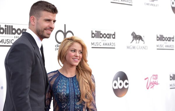 Shakira ile Gerard Peque çifti, 2010 Dünya Kupası hazırlıkları sırasında Güney Afrika&#x27;da tanıştı. 45 yaşındaki Kolombiyalı Shakira Mebarak ile tam adı Gerard Piqué Bernabéu olan 35 yaşındaki futbolcu, 12 yıl mutlu bir birliktelik sürdürdü.Shakira ile Peque hiç evlenmeseler de uzun yıllar boyu, ünlüler dünyasının ve mutlu ve uyumlu çiftlerinden biri olarak kabul edildi. Pique bir röportajında evlenmek istemeyen tarafın Shakira olduğu belirterek hallerinden mutlu olduklarını söylemişti. Shakira ise evlilik yerine sevgilisini &#x27;yasak bir meyve gibi dikkatle tutmayı tercih ettiğini&#x27; belirtmişti. Her ikisi de iki çocuklarıyla mutlu ve uyumlu bir hayat sürdüklerini ve bu durumda evlenmelerine gerek olmadığını belirtmişti. - Sputnik Türkiye