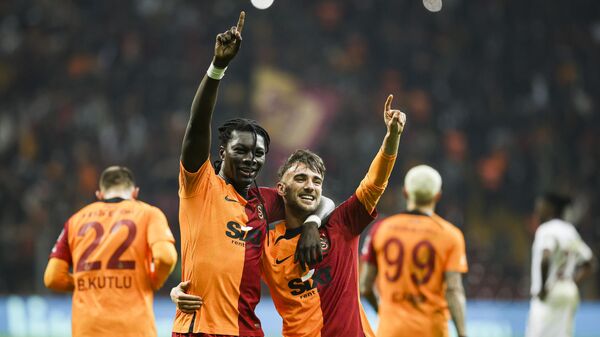 Galatasaray, Hatayspor maçıyla birlikte Spor Toto Süper Lig’deki galibiyet serisini 8’e çıkardı. Ziraat Türkiye Kupası’ndaki 2 maçla da birlikte sarı-kırmızılılar bu sezon üst üste 10. galibiyetini aldı. - Sputnik Türkiye