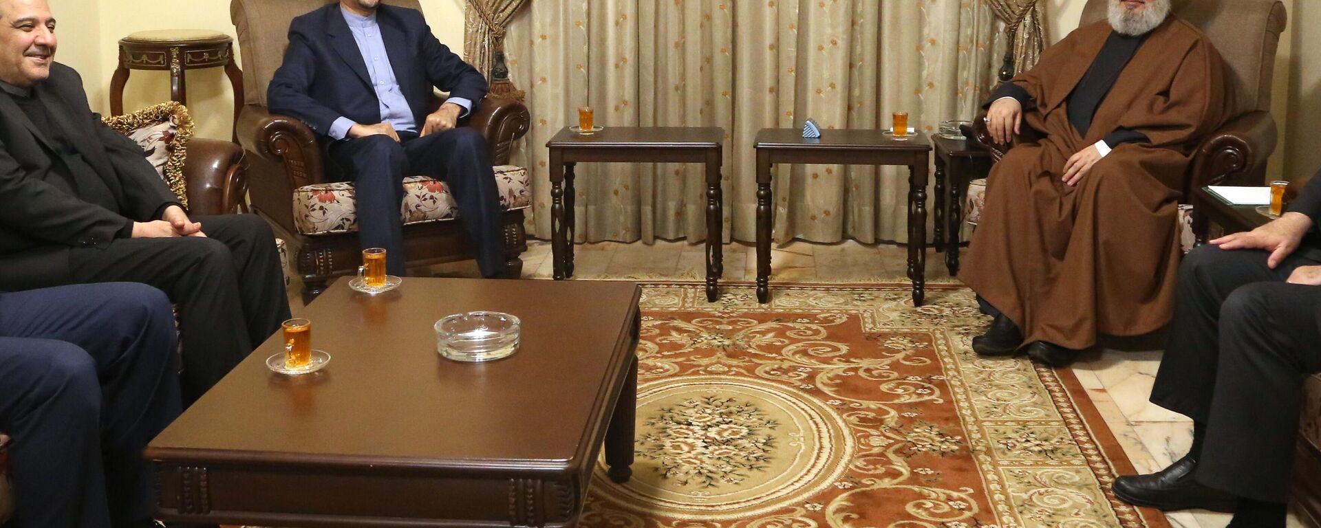 İran Dışişleri Bakanı Hüseyin Emir Abdullahiyan (sol 2), resmi temaslarda bulunmak üzere geldiği Lübnan'ın başkenti Beyrut'ta, Hizbullahı Genel Sekreteri Hasan Nasrallah (sağda) ile bir araya geldi.  - Sputnik Türkiye, 1920, 14.01.2023