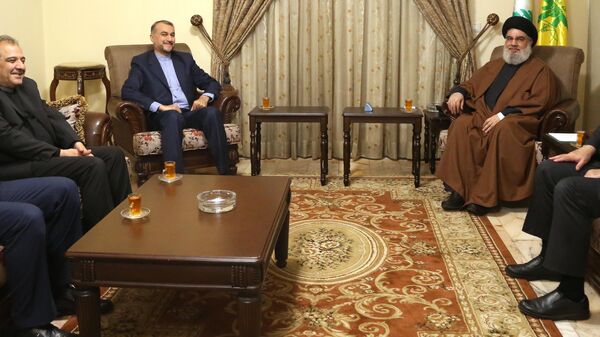 İran Dışişleri Bakanı Hüseyin Emir Abdullahiyan (sol 2), resmi temaslarda bulunmak üzere geldiği Lübnan'ın başkenti Beyrut'ta, Hizbullahı Genel Sekreteri Hasan Nasrallah (sağda) ile bir araya geldi.  - Sputnik Türkiye