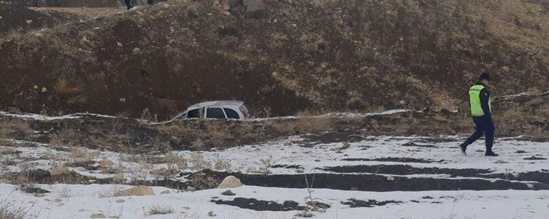 Kaza yaptığı araçta sıkışan sürücü donarak hayatını kaybetti - Sputnik Türkiye, 1920, 16.01.2023