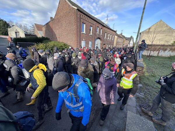 İsveçli aktivist, cumartesi günü bölgede yaklaşık 35 bin kişinin katıldığı eylemde yer almış, pazar günü de yanındaki grupla kapatılan maden bölgesine yasak olmasına rağmen girdiği gerekçesiyle polis tarafından bölgeden uzaklaştırılmıştı. - Sputnik Türkiye