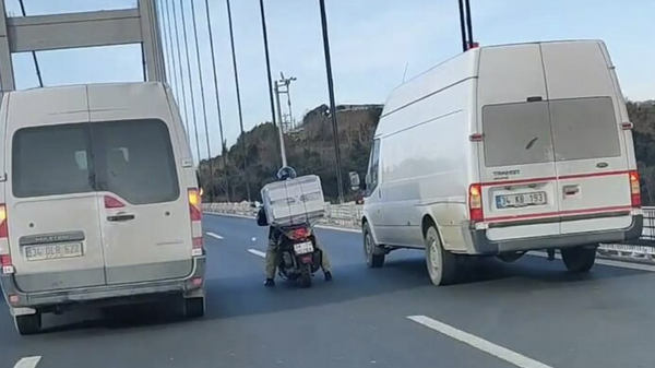 İstanbul'da etkili olan şiddetli rüzgar nedeniyle Fatih Sultan Mehmet Köprüsü'nden geçerken zorlanan motosiklet sürücüsünün yardımına ticari panelvan sürücüleri yetişti.  - Sputnik Türkiye