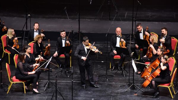 Nef Filarmoni Orkestrası konserinde St. Petersburg keman ekolü temsilcisi Chingiz Osmanov yer aldı - Sputnik Türkiye
