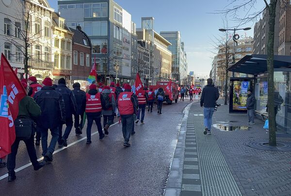 Ülkede enflasyonun yükselmesi ve alım gücünün düşmesi nedeniyle toplu iş sözleşmesindeki zammın yıllık enflasyon oranında olmasını isteyen çalışanlar, firmaların teklif ettiği zam oranının enflasyonun çok gerisinde kaldığını kaydetti. - Sputnik Türkiye