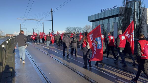 Utrecht kentinde merkezi tren istasyonunda toplanan FNV çalışanları, zam oranının ve çalışma şartlarının iyileştirilmesi için yürüyüş düzenledi. - Sputnik Türkiye