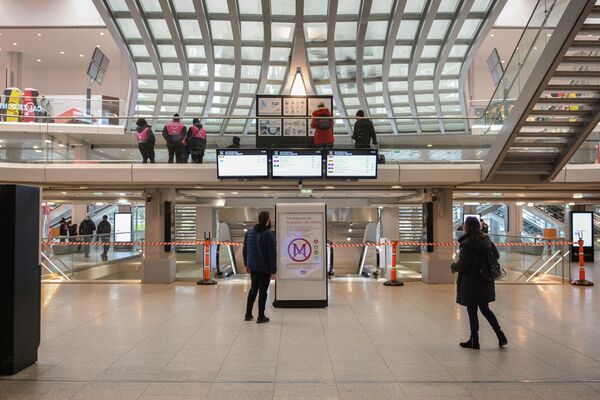 Paris’te toplu taşıma çalışanları, emeklilik şartlarının iyileştirilmesi talebiyle greve gitti. Grev nedeniyle bazı metro hatları kapatıldı - Sputnik Türkiye