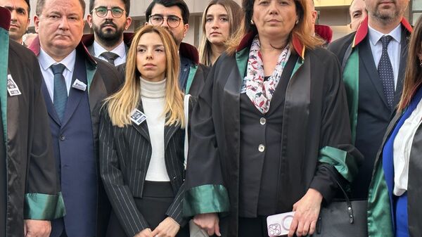 Avukat Servet Bakırtaş'ı Bakırköy'deki ofisinde, bir kadını da Yenibosna'daki iş yerinde öldürdüğü iddiasıyla iki kez ağırlaştırılmış müebbet hapis cezası istemiyle sanığın yargılanmasına başlandı. İstanbul Barosu Başkanı Filiz Saraç (sağ 2), duruşma sonunda açıklama yaptı. Açıklamada Bakırtaş'ın kızı Elif Bakırtaş da yer aldı.
 - Sputnik Türkiye