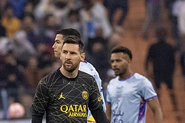 Riyad Sezon Kupası turnuvasında, Fransa ekibi Paris Saint-Germain FC (PSG) ile Suudi Arabistan'ın Al-Nassr ve Al Hilal karma takımı ile başkent Riyad'daki Uluslararası Kral Fahd Stadı'nda karşılaştı. Bir pozisyonda PSG oyuncusu Lionel Messi (30), rakibi Al-Nassr oyuncusu Cristiano Ronaldo (7) ile mücadele etti.
 - Sputnik Türkiye
