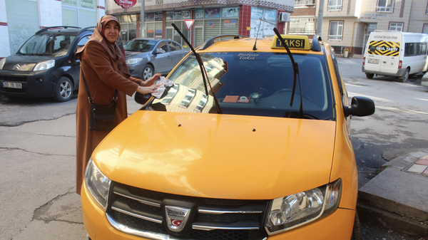 Samsun'un Bafra ilçesinde yaşayan 44 yaşındaki Hamide Ayşe Koparan, taksici olan eşinin vefatının ardından direksiyonun başına geçip şoförlük yapmaya başladı. - Sputnik Türkiye