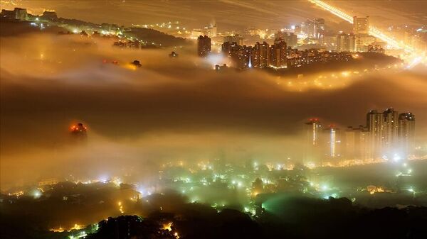 Şehrin ışıkları, sis, gece, gökyüzü - Sputnik Türkiye