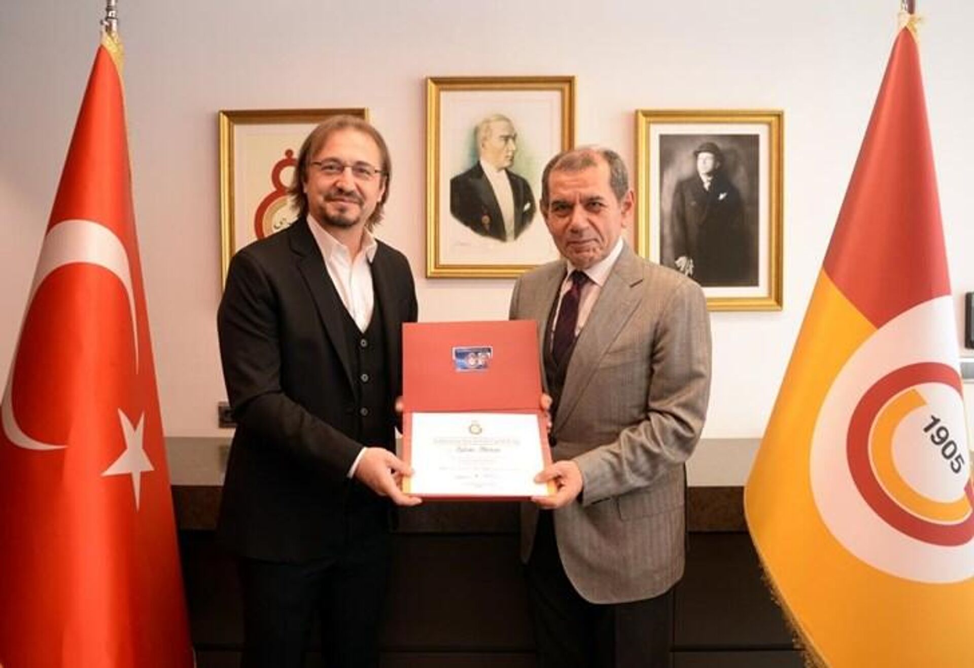 Teknik Direktör Okan Buruk ve Futbol Direktörü Yardımcısı Ayhan Akman, Galatasaray Spor Kulübü üyesi oldu.

 - Sputnik Türkiye, 1920, 20.01.2023