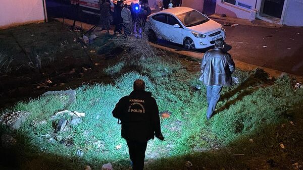 İzmir'in Karabağlar ilçesinde evde arkadaşlarıyla bilgisayar oyunu oynayan kişi, sokaktan açılan ateşte merminin isabet etmesi sonucu yaşamını yitirdi. Polis ekipleri zanlıları yakalamak için çalışmalarını sürdürüyor. ( Tezcan Ekizler - Anadolu Ajansı ) - Sputnik Türkiye