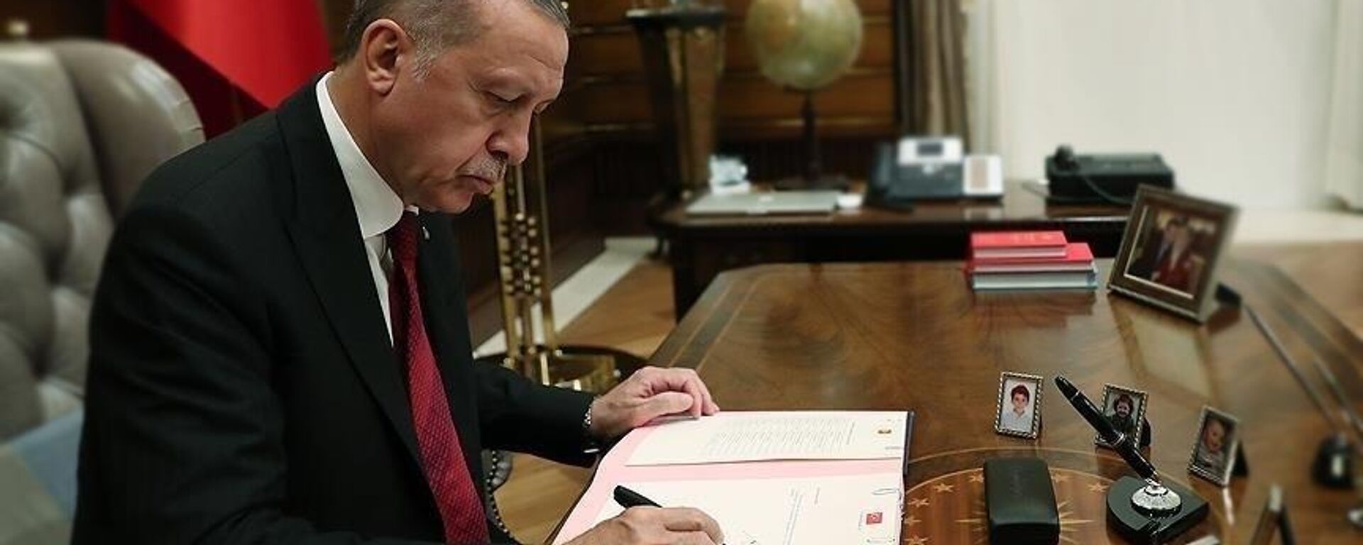 Cumhurbaşkanı Recep Tayyip Erdoğan - imza - Resmi Gazete - Sputnik Türkiye, 1920, 20.04.2024