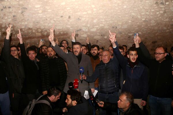 İsveç'te Kur'an-ı Kerim yakılması, Beyoğlu'ndaki İsveç Başkonsolosluğu önünde protesto edildi. - Sputnik Türkiye