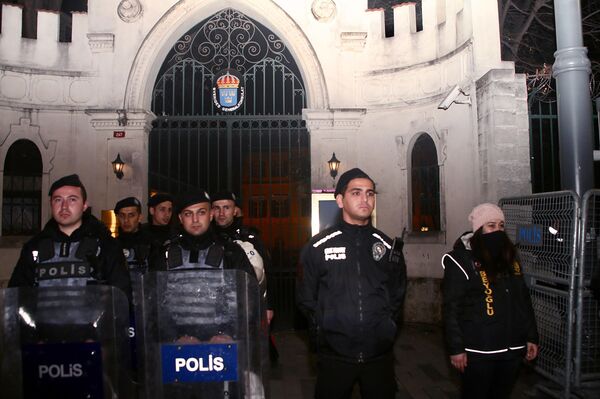 İsveç'te Kur'an-ı Kerim yakılması, Beyoğlu'ndaki İsveç Başkonsolosluğu önünde protesto edildi. - Sputnik Türkiye