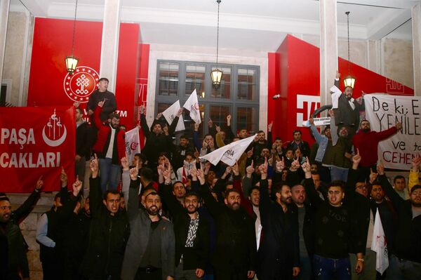 İsveç'te Kur'an-ı Kerim yakılması, Beyoğlu'ndaki İsveç Başkonsolosluğu önünde protesto edildi. - Sputnik Türkiye