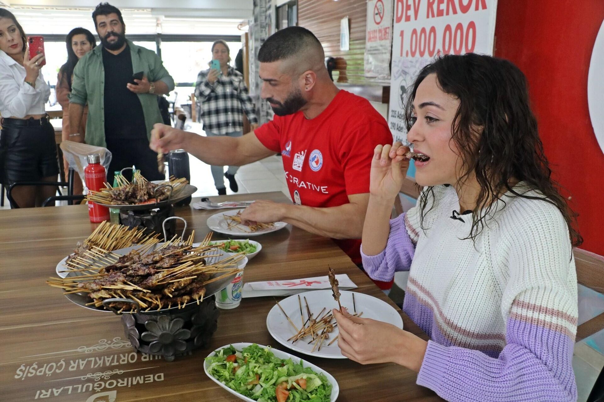 Antalya’da bir restoranın düzenlediği yarışmaya katılan 33 yaşındaki Avustralyalı James Webb, 18 dakika gibi kısa bir sürede 550 çöp şiş yiyerek rekor kırdı. - Sputnik Türkiye, 1920, 22.01.2023