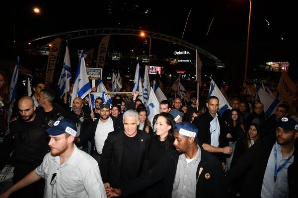 İsrail&#x27;in başkenti Tel Aviv&#x27;de binlerce kişi, Başbakan Benyamin Netanyahu hükümetinin &quot;yargıyı zayıflatma&quot; girişimlerini ve aşırı sağcı politikalarını protesto etti. - Sputnik Türkiye