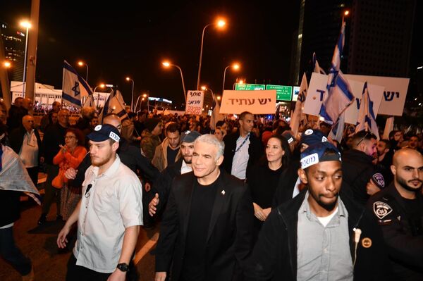 İsrail&#x27;in başkenti Tel Aviv&#x27;de binlerce kişi, Başbakan Benyamin Netanyahu hükümetinin &quot;yargıyı zayıflatma&quot; girişimlerini ve aşırı sağcı politikalarını protesto etti. - Sputnik Türkiye