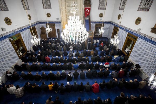 Kur&#x27;an-ı Kerim&#x27;in en güzel şekilde öğrenilmesi gerektiğini belirten Diyanet İşleri Başkanı Ali Erbaş, &quot;Kur&#x27;an-ı Kerim&#x27;i bilmeyen, tanımayan insanlar, ona düşmanlık etmekten çekinmiyor. Keşke tanısalar, Kur&#x27;an-ı Kerim&#x27;i açıp okusalar. Biz bunun için mücadele etmeliyiz, Kur&#x27;an-ı daha fazla insana anlatmaya gayret etmeliyiz&quot; ifadelerini kullandı. - Sputnik Türkiye