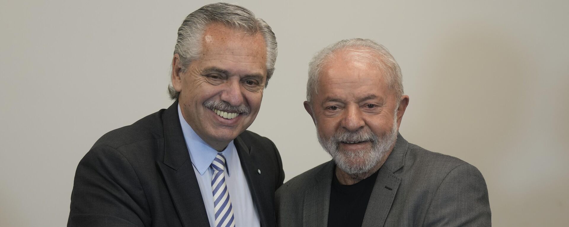 Brezilya Devlet Başkanı  Lula da Silva, 31 Ekim 2022'de seçim zaferini kutlamaya gelen Arjantin Devlet Başkanı  Alberto Fernandez'i Sao Paulo'da kabul ederken   - Sputnik Türkiye, 1920, 23.01.2023