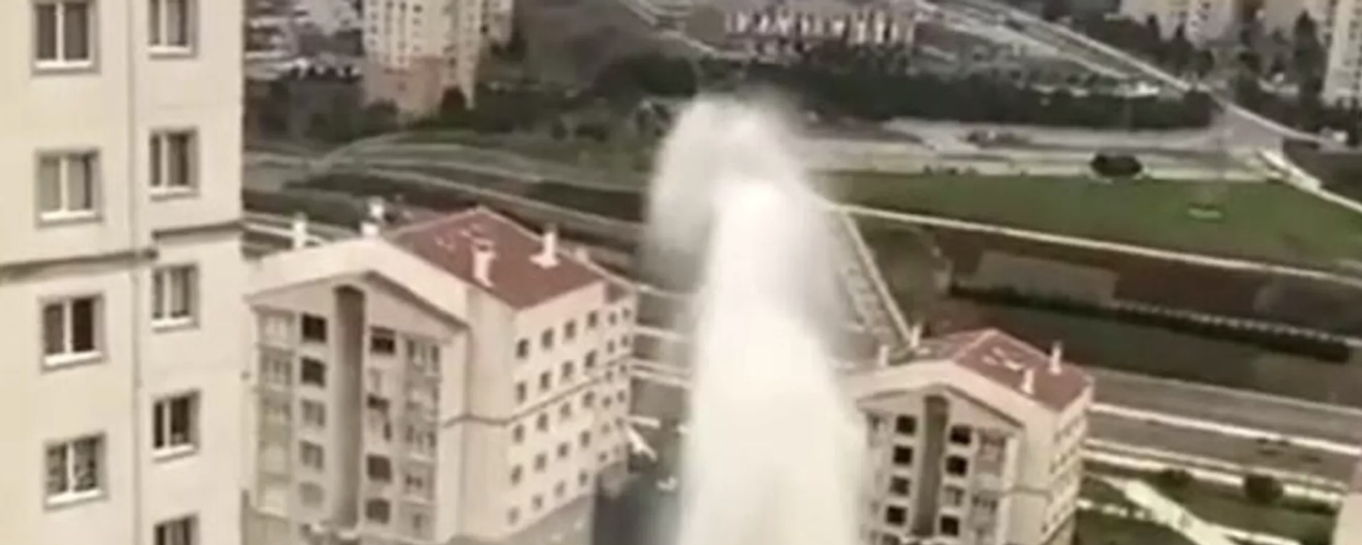 Su borusu patladı, fışkıran tazyikli su apartman boyutuna ulaştı - Sputnik Türkiye, 1920, 23.01.2023