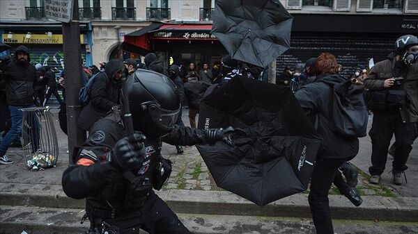 Fransa'nın başkenti Paris'te 19 Ocak'ta düzenlenen emeklilik reformu karşıtı gösterilerde fotoğraf çeken İspanya asıllı kişinin polisin cop darbesiyle sakatlanmasına yol açan olaya ilişkin soruşturma başlatıldı. - Sputnik Türkiye