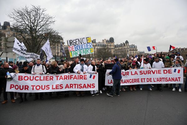 Protestoya katılan fırıncı çift yaptıkları açıklamada, “Paris&#x27;teki fırıncı esnafı olarak, elektrik fiyatlarına yapılan zamları protesto etmek üzere buradayız. Elektrik faturaları 2, 5 hatta 10 ile çarpıldığını görüyoruz. Un, tereyağı, şeker fiyatları arttı, biz bunları ürettiğimiz ürünler için kullanmak zorundayız. Fırıncıların gelirinde yüzde 5 ila yüzde 10&#x27;luk bir düşüş olduğu kesin. Ama bizim ürünlerin fiyatları hammadde veya enerji fiyatları kadar artmıyor. Bütün bu artışları aktarmak isteseydik, mağazalardaki ürünlerimizin fiyatını ikiye katlamamız gerekirdi. Bu mümkün değil. Baget fiyatını ikiye katlarsak daha az baget satarız. Daha az çalışana ihtiyacımız olur. Ancak tüm çalışanlarımızı elimizde tutmak istiyoruz&quot; dedi. - Sputnik Türkiye