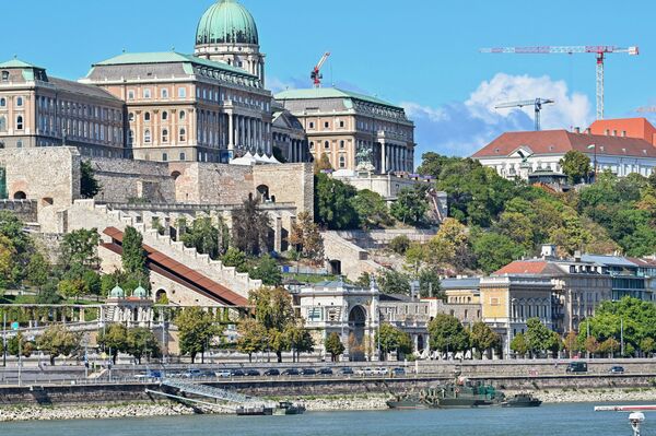 Macaristan&#x27;ın nüfusu resmi olmayan rakamlara göre 9 milyon 660 bin 351&#x27;dir. Nüfusun yüzde 97&#x27;lik kısmını Macarlar oluşturur. Etnik köken dağılımında Almanlar ve Slovaklar yer alır. Son verilere göre ülke nüfusunun ortalama yaşı 40.3&#x27;tür. Macaristan&#x27;da ortalama yaşam süresi ise erkeklerde 72.3, kadınlarda 79.4&#x27;tür. - Sputnik Türkiye