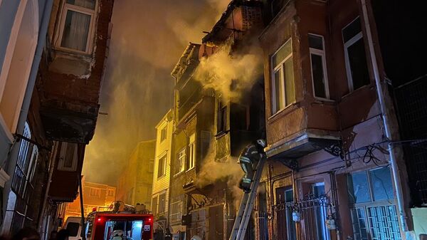 Fatih’te 3 katlı bina henüz bilinmeyen bir sebeple alev alev yandı. Yangında bir vatandaş üçüncü kattan atlayarak kurtuldu. Ağır yaralanan şahıs ambulansla hastaneye kaldırıldı. - Sputnik Türkiye