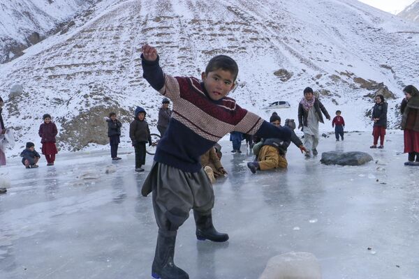 Taliban yetkililerinin en az 157 kişinin öldüğünü bildirdiği Afganistan&#x27;da da ülkenin şimdiye kadarki en soğuk kışlarından biri yaşanıyor. Yetkililer, Ocak ayı başlarında sıcaklıkların eksi 28 dereceye kadar düştüğünü açıkladı. - Sputnik Türkiye