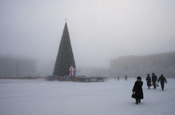 Asya&#x27;nın diğer bölgeleri de sert soğuk havanın etkisi altında. Bu ayın başlarında Rus Sibirya&#x27;sında, Yakutsk şehrinde sıcaklıklar eksi 62.7 dereceye indi. Bu rakam, dünyanın en soğuk şehri olarak bilinen Yakutsk için bile rekor. - Sputnik Türkiye