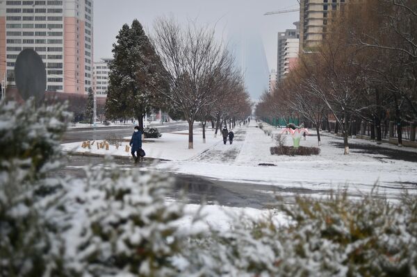 Aşırı soğuklarla ilgili Kuzey Koreli yetkililer ise uyarılarda bulundu. Devlet medyasının bildirdiğine göre, Kuzey Kore&#x27;nin bazı bölgelerinde sıcaklıkların eksi 30 santigrat derecenin altına düşmesi bekleniyor. - Sputnik Türkiye