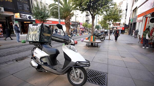 Kaldırımlardaki scooterları toplayan belediyeden ikinci adım - Sputnik Türkiye