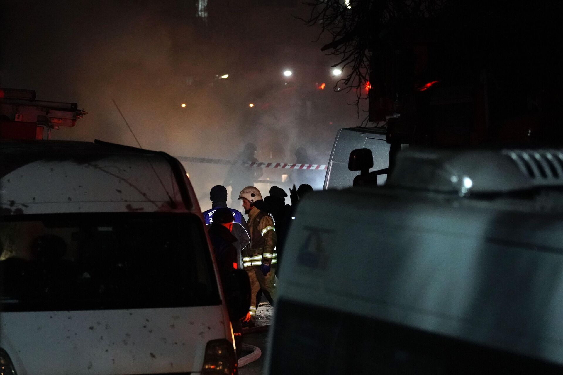 İstanbul Zeytinburnu'nda doğal gaz borusundaki sızıntıdan kaynaklanan yangında, alevlerin sıçradığı 4 otomobil hasar gördü. - Sputnik Türkiye, 1920, 27.01.2023