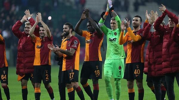 Spor Toto Süper Lig'in 21. haftasında Bitexen Giresunspor'u deplasmanda 4-0 yenerek etkili performansını sürdüren lider Galatasaray, aynı zamanda teknik direktörü Okan Buruk ile birkaç rekora imza attı. - Sputnik Türkiye
