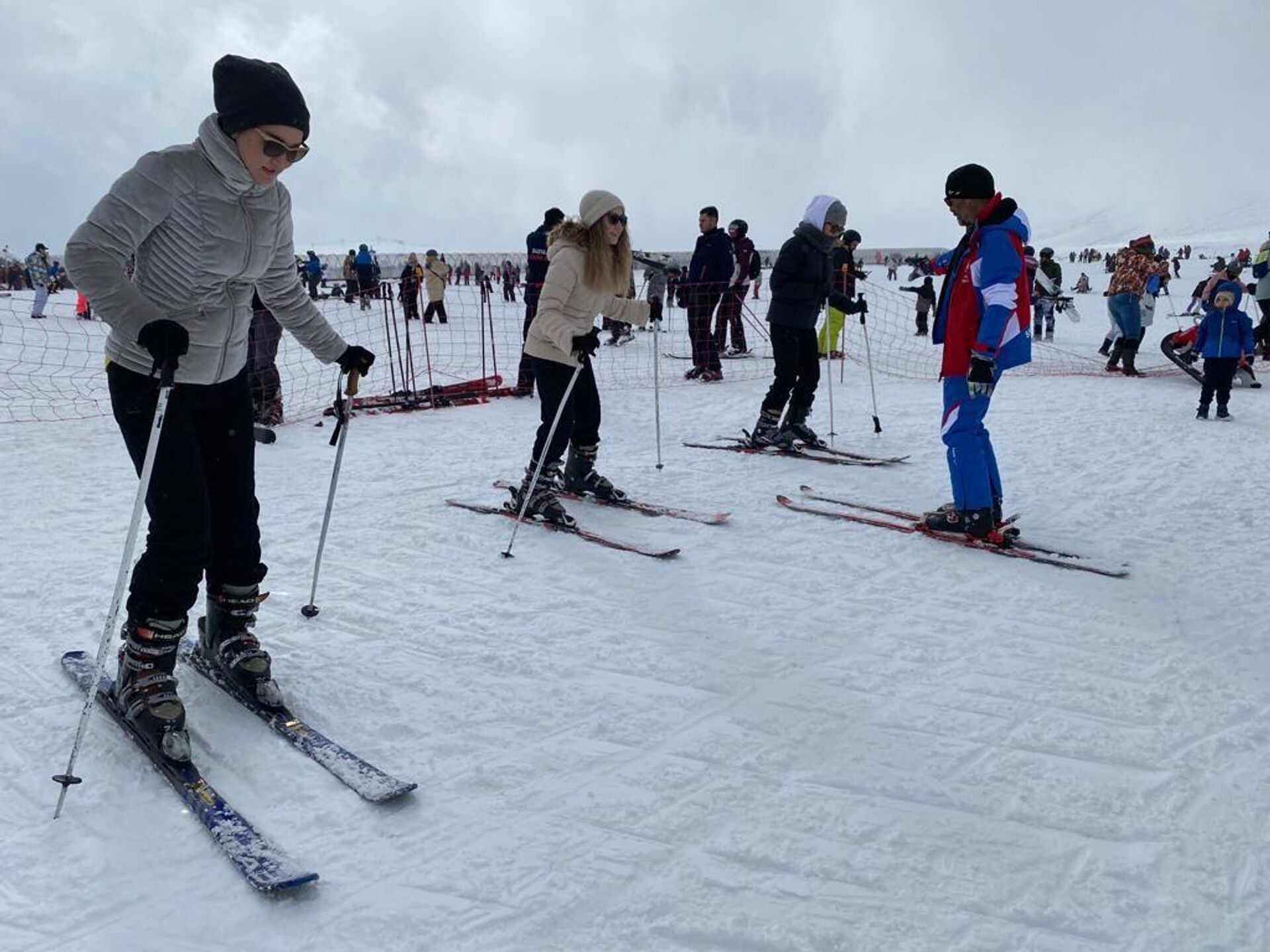 Merkezi tercih eden profesyonel ve acemi kayakseverler, gün boyu snowboard, kayak ve kızak gibi aktiviteler yaptı. - Sputnik Türkiye, 1920, 23.01.2025