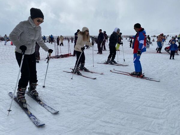 Merkezi tercih eden profesyonel ve acemi kayakseverler, gün boyu snowboard, kayak ve kızak gibi aktiviteler yaptı. - Sputnik Türkiye