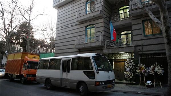 Azerbaycan'ın Tahran Büyükelçiliği'nin personeli ile aileleri ve büyükelçiliğe yapılan saldırıda hayatını kaybeden güvenlik amirinin cenazesi Bakü'ye getirildi. - Sputnik Türkiye