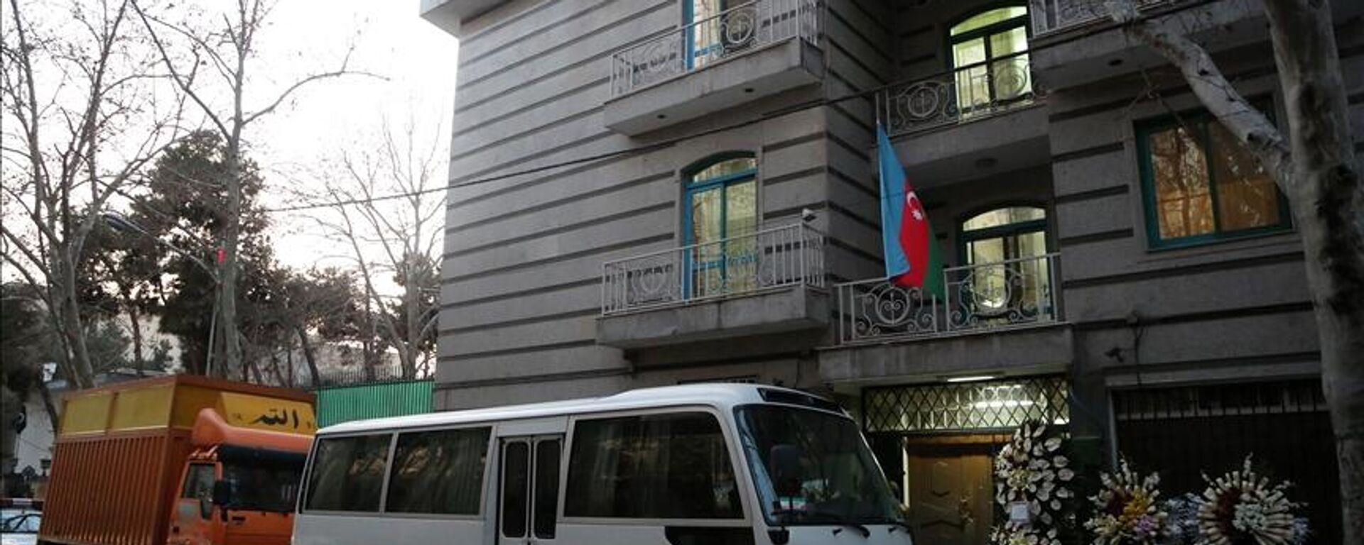 Azerbaycan'ın Tahran Büyükelçiliği'nin personeli ile aileleri ve büyükelçiliğe yapılan saldırıda hayatını kaybeden güvenlik amirinin cenazesi Bakü'ye getirildi. - Sputnik Türkiye, 1920, 01.02.2023