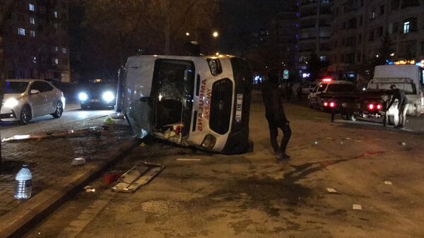 Konya'da ambulans ile otomobilin çarpışması sonucu meydana gelen trafik kazasında 3'ü sağlık görevlisi 4 kişi yaralandı. - Sputnik Türkiye
